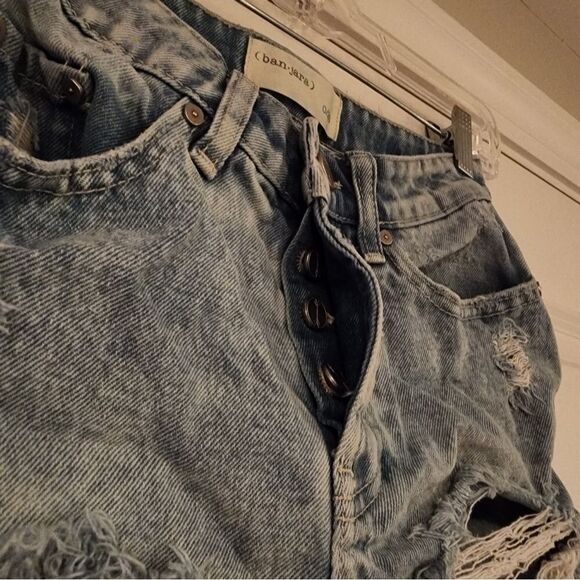 Destucted style button fly denim shorts - Picture 2 of 4